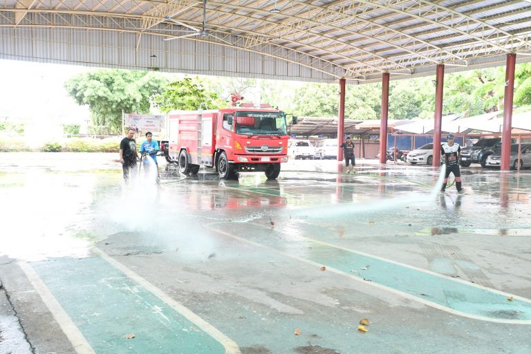 ฉีดทำความสะอาดพื้นที่ บริเวณ โรงอาหารวิทยาลัยฯ และโดมเอนกประสงค์หน้าเสาธง